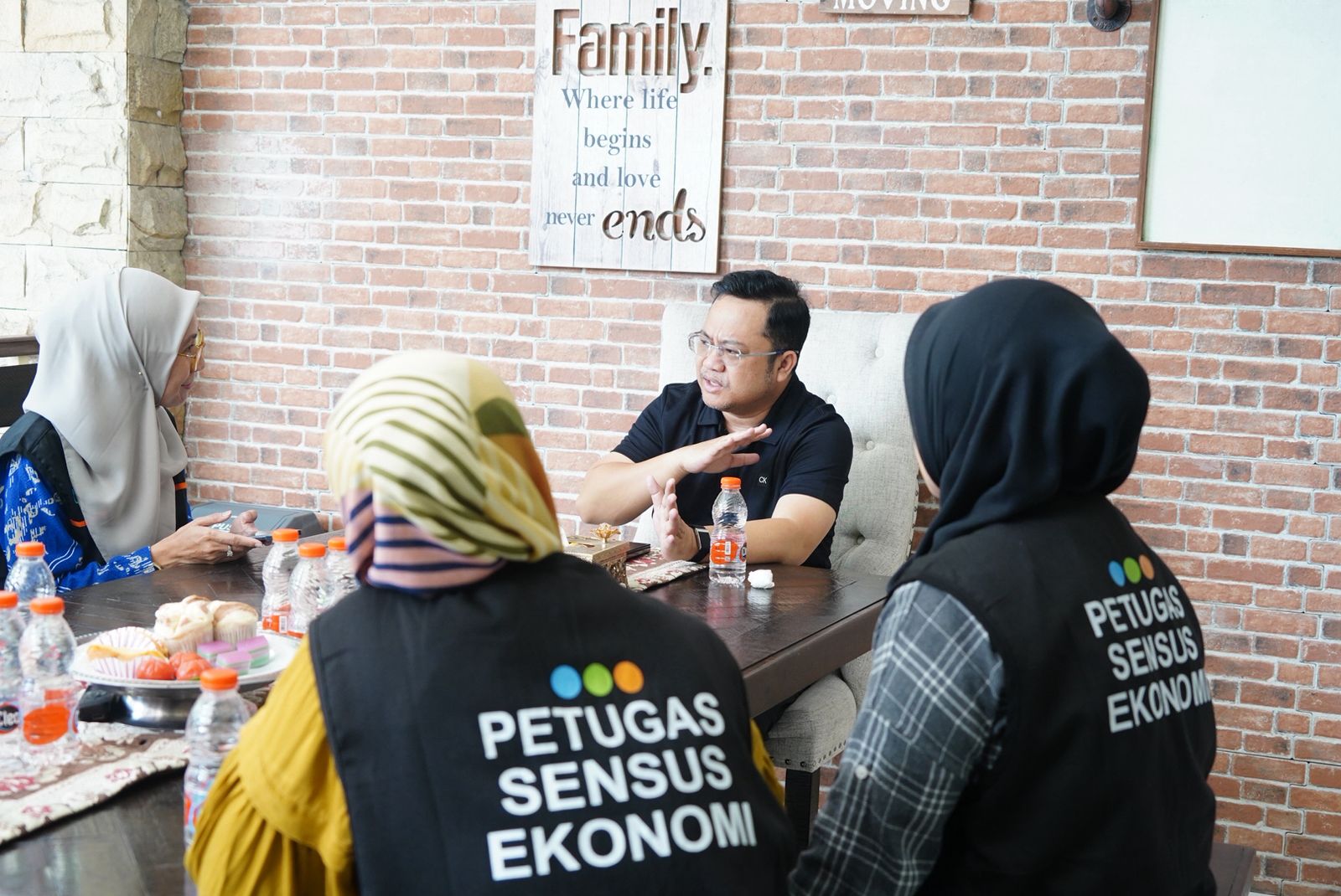 Sukseskan Sensus Ekonomi, Darmawangsyah Muin dan Istri Ikuti Pendataan BPS