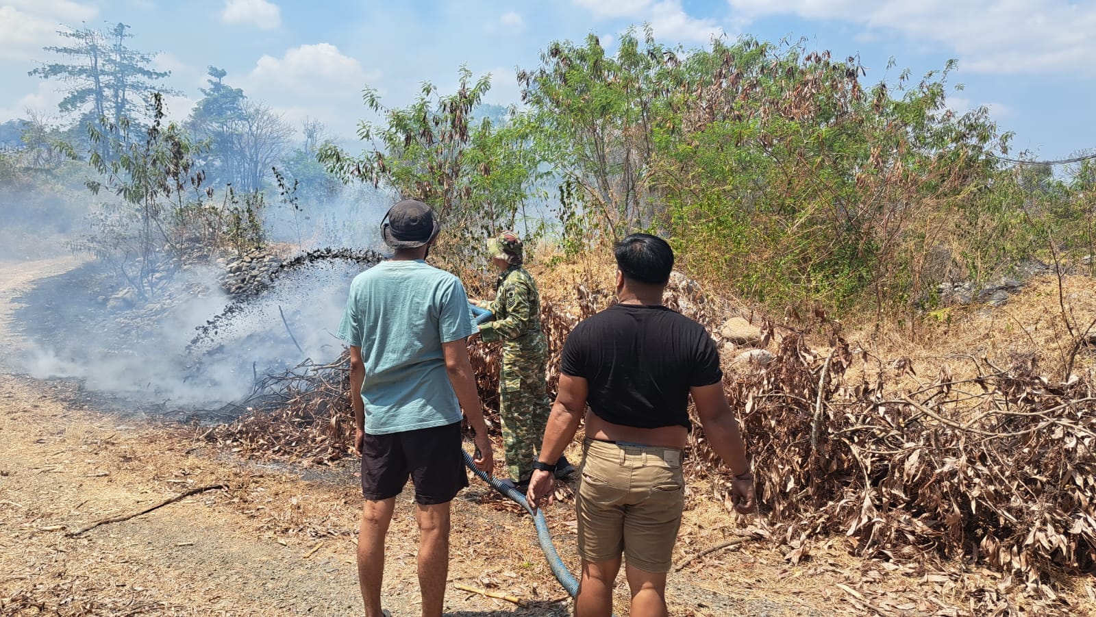Babinsa Bergerak Cepat, Kebakaran 4 Hektare Lahan di Romangloe Berhasil Dijinakkan