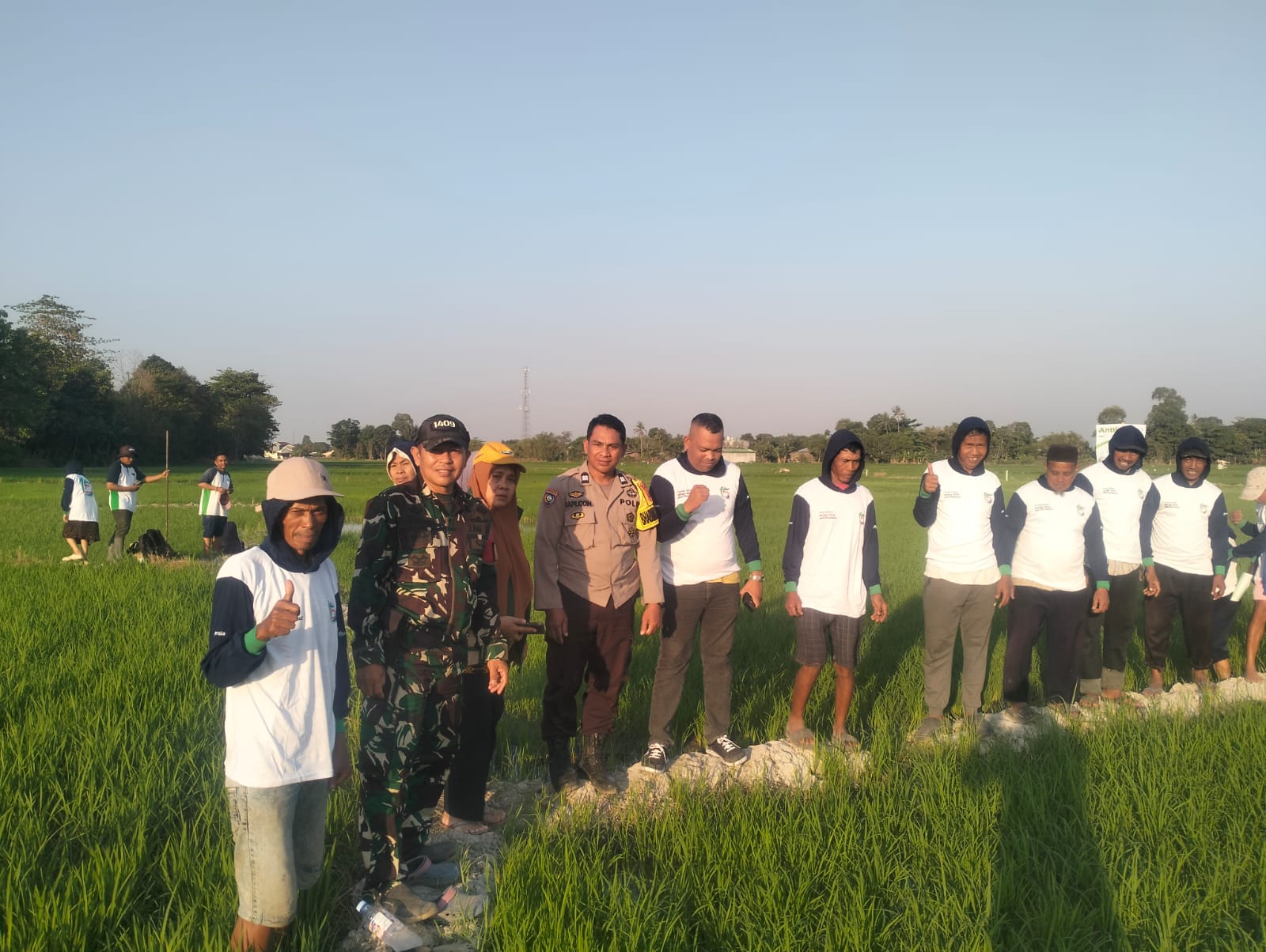 Babinsa Bajeng Kawal Inovasi Pertanian, Petani Gowa Dikenalkan Aplikasi Antiji